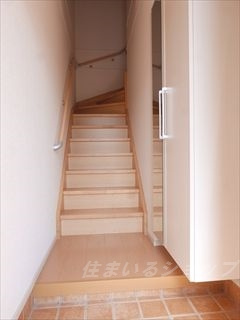 広島市安佐北区三入１丁目のアパートの玄関|ミラー付き大型シューズボックス