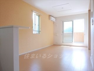 広島市安佐北区三入１丁目のアパートの居間・リビング|「住まいるショップ」は募集のお部屋（205号室）の写真を掲載しています