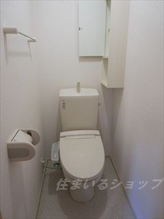 広島市安佐北区三入１丁目のアパートのトイレ|シャワートイレ・収納棚あり