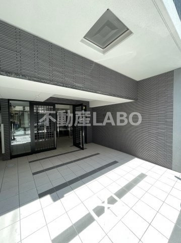エスカーサ大阪WEST九条駅前のエントランス