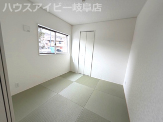 【和室】 | 岐阜市長森本町新築建売全2棟！長森北小学校徒歩3分！お車並列3台可能！インナーバルコニーのあるお家！ | 岐阜市長森本町新築建売全2棟！長森北小学校徒歩3分！お車並列3台可能！インナーバルコニーのあるお家！