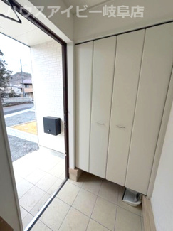 【玄関】 | 岐阜市長森本町新築建売全2棟！長森北小学校徒歩3分！お車並列3台可能！インナーバルコニーのあるお家！ | 岐阜市長森本町新築建売全2棟！長森北小学校徒歩3分！お車並列3台可能！インナーバルコニーのあるお家！