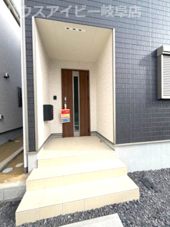 【玄関】 | 岐阜市長森本町新築建売全2棟！長森北小学校徒歩3分！お車並列3台可能！インナーバルコニーのあるお家！ | 岐阜市長森本町新築建売全2棟！長森北小学校徒歩3分！お車並列3台可能！インナーバルコニーのあるお家！