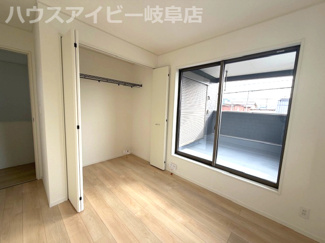 【洋室】 | 岐阜市長森本町新築建売全2棟！長森北小学校徒歩3分！お車並列3台可能！インナーバルコニーのあるお家！ | 岐阜市長森本町新築建売全2棟！長森北小学校徒歩3分！お車並列3台可能！インナーバルコニーのあるお家！