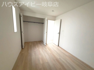 【洋室】 | 岐阜市長森本町新築建売全2棟！長森北小学校徒歩3分！お車並列3台可能！インナーバルコニーのあるお家！ | 岐阜市長森本町新築建売全2棟！長森北小学校徒歩3分！お車並列3台可能！インナーバルコニーのあるお家！