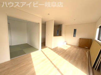 【居間・リビング】 | 岐阜市長森本町新築建売全2棟！長森北小学校徒歩3分！お車並列3台可能！インナーバルコニーのあるお家！ | 岐阜市長森本町新築建売全2棟！長森北小学校徒歩3分！お車並列3台可能！インナーバルコニーのあるお家！