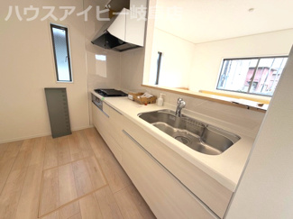 【キッチン】 | 岐阜市長森本町新築建売全2棟！長森北小学校徒歩3分！お車並列3台可能！インナーバルコニーのあるお家！ | 岐阜市長森本町新築建売全2棟！長森北小学校徒歩3分！お車並列3台可能！インナーバルコニーのあるお家！