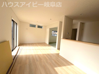 【居間・リビング】 | 岐阜市長森本町新築建売全2棟！長森北小学校徒歩3分！お車並列3台可能！インナーバルコニーのあるお家！ | 岐阜市長森本町新築建売全2棟！長森北小学校徒歩3分！お車並列3台可能！インナーバルコニーのあるお家！