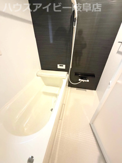 【浴室】 | 岐阜市長森本町新築建売全2棟！長森北小学校徒歩3分！お車並列3台可能！インナーバルコニーのあるお家！ | 岐阜市長森本町新築建売全2棟！長森北小学校徒歩3分！お車並列3台可能！インナーバルコニーのあるお家！