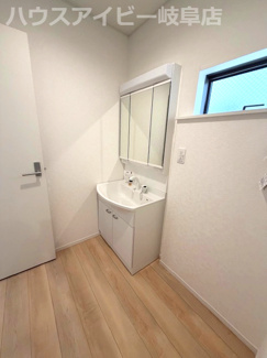 【独立洗面台】 | 岐阜市長森本町新築建売全2棟！長森北小学校徒歩3分！お車並列3台可能！インナーバルコニーのあるお家！ | 岐阜市長森本町新築建売全2棟！長森北小学校徒歩3分！お車並列3台可能！インナーバルコニーのあるお家！