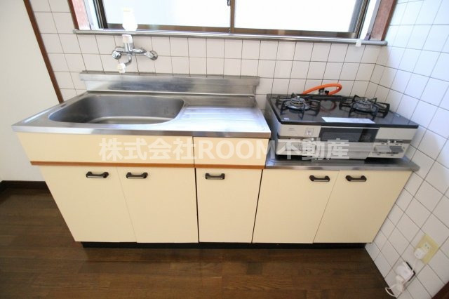 東郷若葉マンションC・Dのキッチン|コンパクトなキッチンで掃除もラクラク