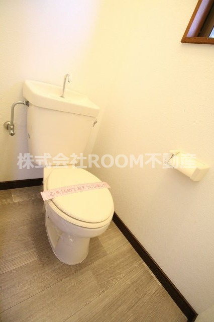 東郷若葉マンションC・Dのトイレ|落ち着いた色調のトイレです