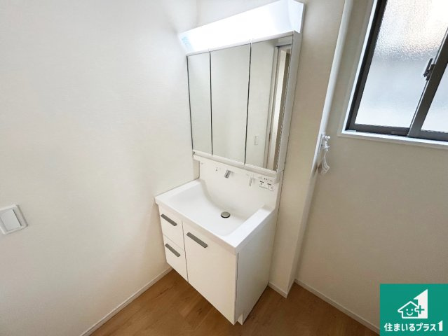 神戸市西区糀台　第2期　新築一戸建ての独立洗面台|清潔感のある洗面台です。フラットな鏡は掃除がしやすく毎日清潔！鏡裏には収納があるのでスッキリとした洗面台が保てます。