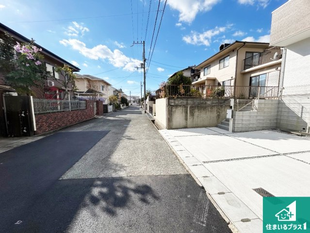 神戸市西区糀台　第2期　新築一戸建ての前面道路含む現地写真|周辺は閑静な住宅街！前面道路広々で車の出し入れも便利です。駐車が苦手な方でも安心して車庫入れできます！