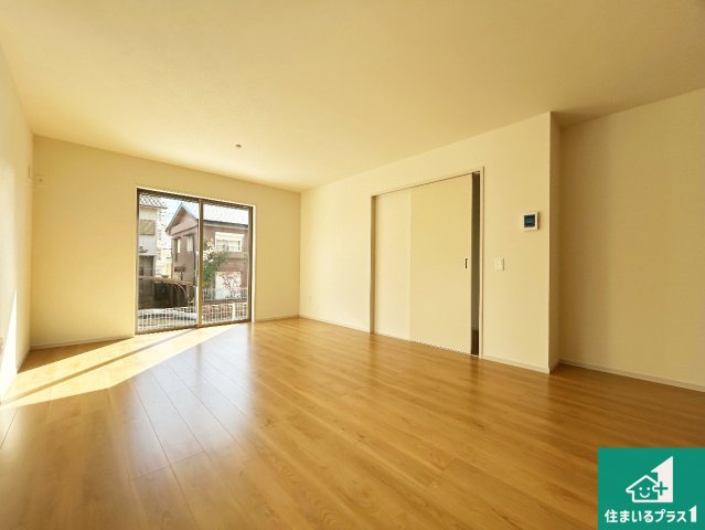 神戸市西区糀台　第2期　新築一戸建ての居間・リビング|日当たり良好の明るいリビングで朝の目覚めもスッキリできそう！対面キッチンでご家族のコミュニケーションも自然と増える設計！小さなお子様が遊ぶスペースを作っても広々とくつろげるLDK！