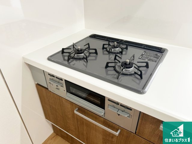 神戸市西区糀台　第2期　新築一戸建ての設備|ダブル高火力Ｓｉセンサー付きコンロ！３口あるので、まとめて料理をする時も大活躍！