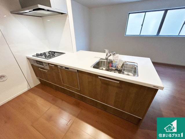 神戸市西区糀台　第2期　新築一戸建てのキッチン|子供を見守りながらお料理が出来るため家族のコミュニケーションか増えます♪スペースが広く確保されている為お子様が大きくなったときは一緒に料理を楽しめます♪