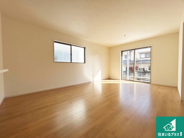 神戸市西区糀台　第2期　新築一戸建ての居間・リビング|明るいリビングで朝の目覚めもスッキリできそう！対面キッチンでご家族のコミュニケーションも自然と増える設計！小さなお子様が遊ぶスペースを作っても広々とくつろげるLDK！