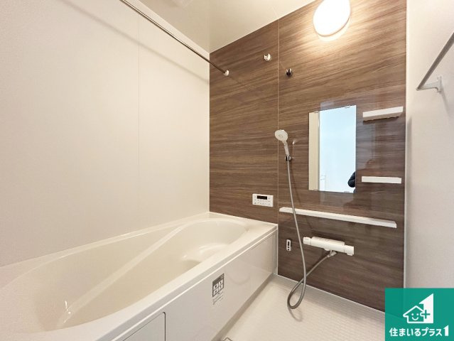 神戸市西区糀台　第2期　新築一戸建ての浴室|足をゆったり伸ばして寛げる浴槽です。窓が設けられていますので差し込む光が明るく穏やかな雰囲気にしてくれます♪浴室乾燥機も設置しているので、雨の日の洗濯物も安心です♪