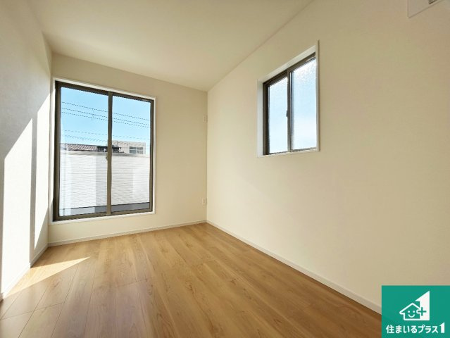 神戸市西区糀台　第2期　新築一戸建ての洋室|寝室は心地よい眠りについてもらいたくて、シンプルかつ開放的な空間な設計にしています！大きな窓から差し込む日が心地いいです♪