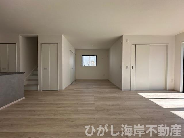 茅ヶ崎市南湖６丁目　新築戸建　全２棟の内装|22.2帖　床暖房付LDK