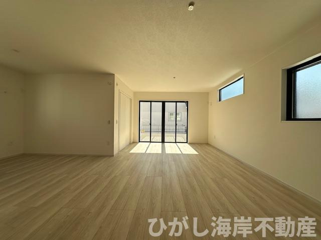茅ヶ崎市南湖６丁目　新築戸建　全２棟の居間・リビング|22.2帖　床暖房付LDK