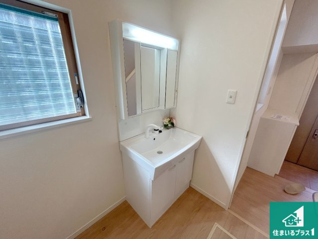 西宮市生瀬高台　中古一戸建ての独立洗面台|清潔感のある洗面台です。フラットな鏡は掃除がしやすく毎日清潔！鏡裏には収納があるのでスッキリとした洗面台が保てます。