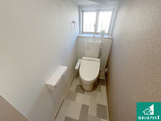 西宮市生瀬高台　中古一戸建てのトイレ|1・2階の2ヶ所にあるので、朝の忙しい時間の順番待ちもなく、深夜の利用にも大変便利です。