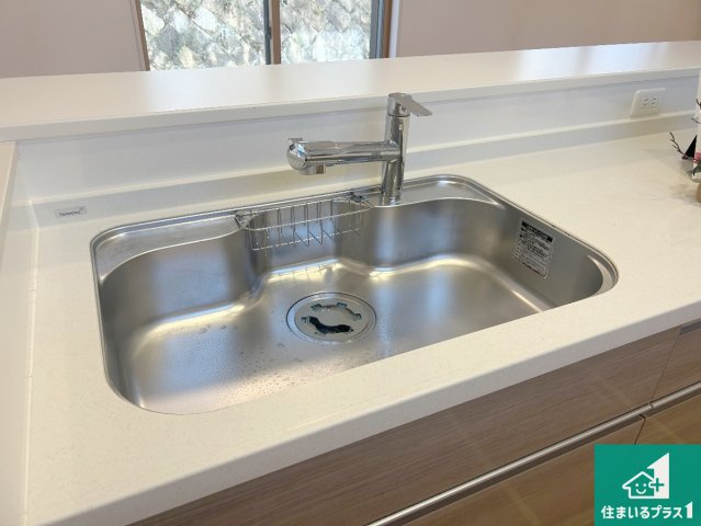 西宮市生瀬高台　中古一戸建ての設備|蛇口の先端に浄水器を内蔵しています！原水と浄水、お湯と冷水、シャワーの切替えがワンタッチなので用途によって使い分けられます。