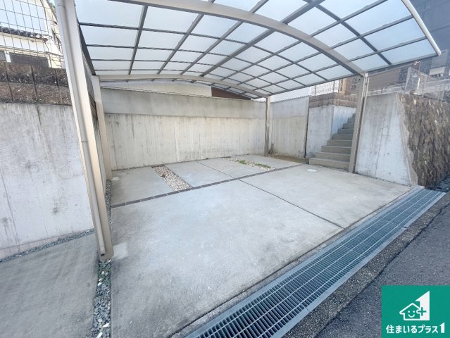 西宮市生瀬高台　中古一戸建ての駐車場|駐車スペース！散水栓があるので、こまめに愛車を洗えます！