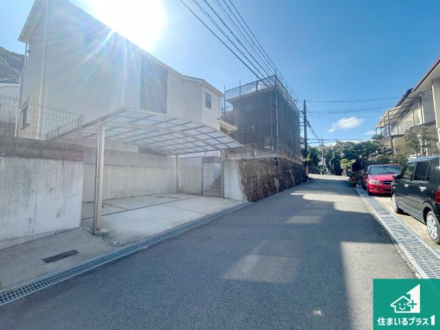 西宮市生瀬高台　中古一戸建ての前面道路含む現地写真|周辺は閑静な住宅街！前面道路広々で車の出し入れも便利です。駐車が苦手な方でも安心して車庫入れできます！