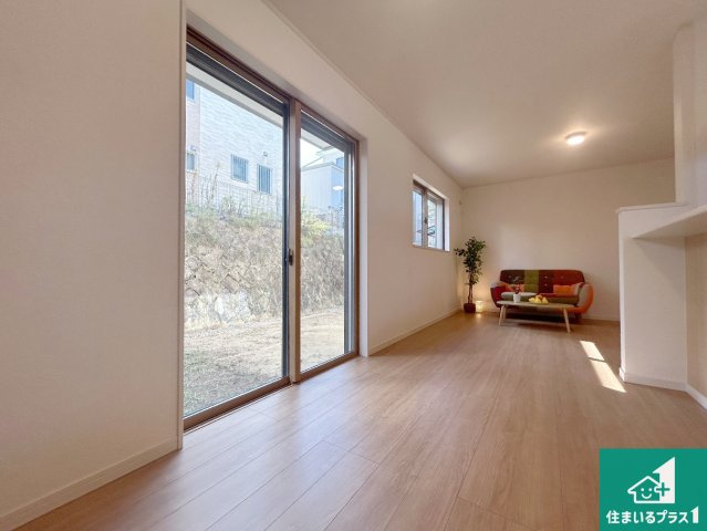 西宮市生瀬高台　中古一戸建ての居間・リビング|日当たり良好の明るいリビングで朝の目覚めもスッキリできそう！対面キッチンでご家族のコミュニケーションも自然と増える設計！小さなお子様が遊ぶスペースを作っても広々とくつろげるLDK！
