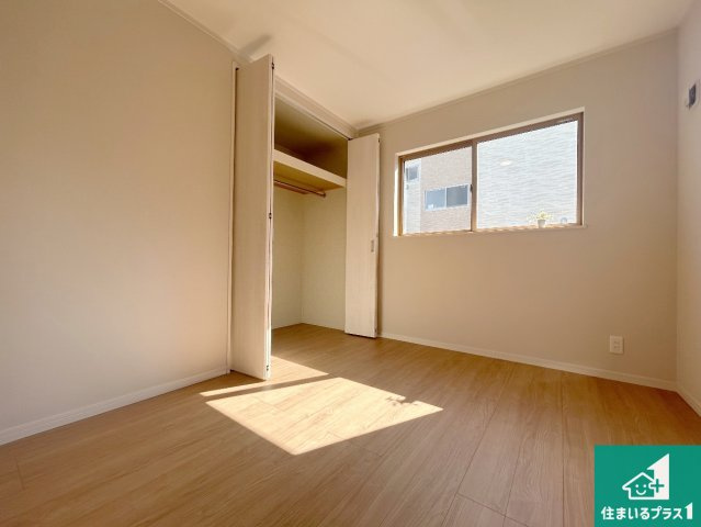 西宮市生瀬高台　中古一戸建ての洋室|シンプルな洋室は、自分好みのインテリアが楽しめます♪ご家族とインテリアや家具を選びに行くのは物件購入時の醍醐味の一つです。ぜひお楽しみください♪