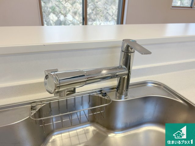 西宮市生瀬高台　中古一戸建ての設備|浄水器を内蔵！炊飯時、お茶を作る時に安心してお水を使えます！お湯と冷水、浄水と原水、シャワーの切替えもワンタッチです！