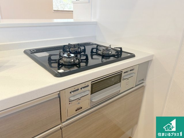 西宮市生瀬高台　中古一戸建ての設備|ダブル高火力Ｓｉセンサー付きコンロ！３口あるので、まとめて料理をする時も大活躍！