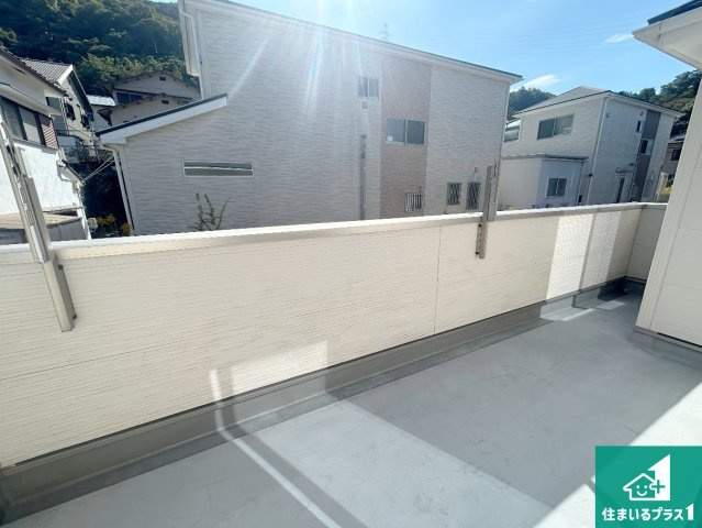 西宮市生瀬高台　中古一戸建てのバルコニー|ワイドバルコニーは洗濯物を干すスペースが広いのでご家族が多くても安心！