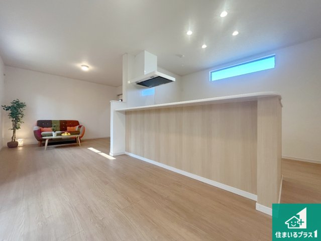 西宮市生瀬高台　中古一戸建ての居間・リビング|日当たり良好の明るいリビングで朝の目覚めもスッキリできそう！対面キッチンでご家族のコミュニケーションも自然と増える設計！小さなお子様が遊ぶスペースを作っても広々とくつろげるLDK！