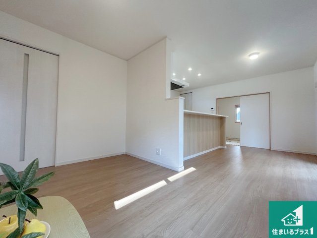 西宮市生瀬高台　中古一戸建ての居間・リビング|子供を見守りながらお料理が出来るため家族のコミュニケーションか増えます♪スペースが広く確保されている為お子様が大きくなったときは一緒に料理を楽しめます♪