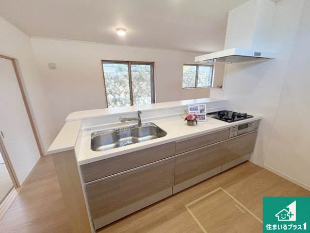 西宮市生瀬高台　中古一戸建てのキッチン|リビングと統一感があり、使い勝手のいいキッチン。広々としているので、二人並んで作業が出来ちゃいます。お子様と一緒に色々なお料理に挑戦できるスペースがあります。