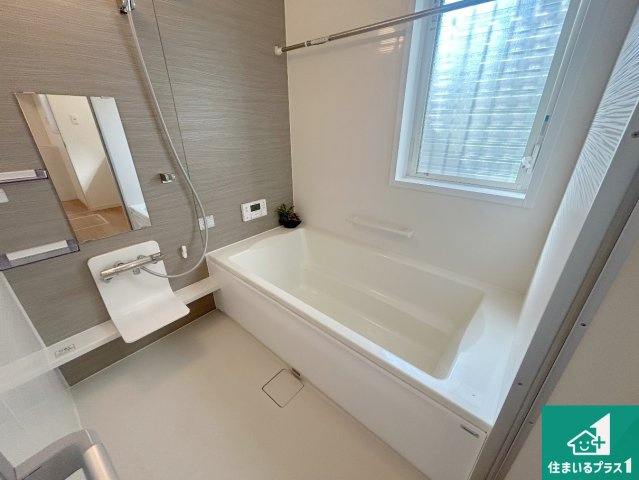 西宮市生瀬高台　中古一戸建ての浴室|足をゆったり伸ばして寛げる浴槽です。窓が設けられていますので差し込む光が明るく穏やかな雰囲気にしてくれます♪浴室乾燥機も設置しているので、雨の日の洗濯物も安心です♪