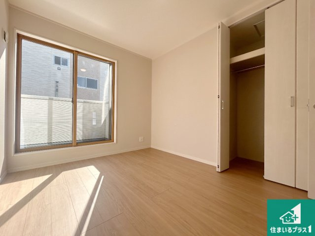 西宮市生瀬高台　中古一戸建ての洋室|収納スペースが充実しているので子供の成長に合わせてたくさん収納ができます！家族構成に合わせた様々な活用ができる収納！