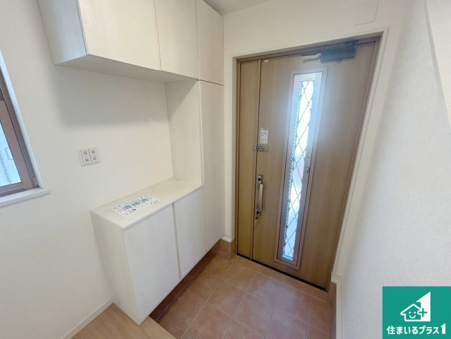 西宮市生瀬高台　中古一戸建ての玄関|シューズボックスにはたくさんの靴が収納できるので玄関周りはいつもスッキリ！ご家族が増えても安心！