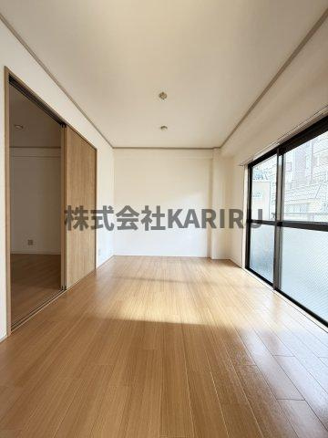 エルドムス陽光三番館の居間・リビング|同物件別部屋の写真です。
