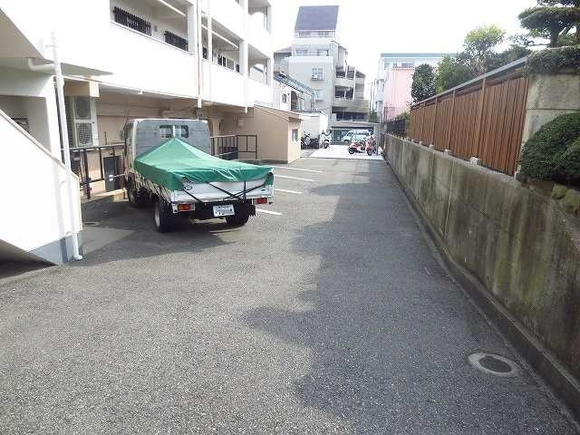向陽センタービルの駐車場