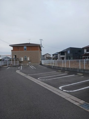 【駐車場】 | リバー・フォールド | 駐車場があるので、車を買う予定の方も安心です