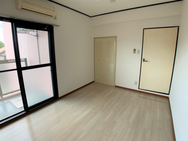 橋本市野の賃貸マンションの居間・リビング