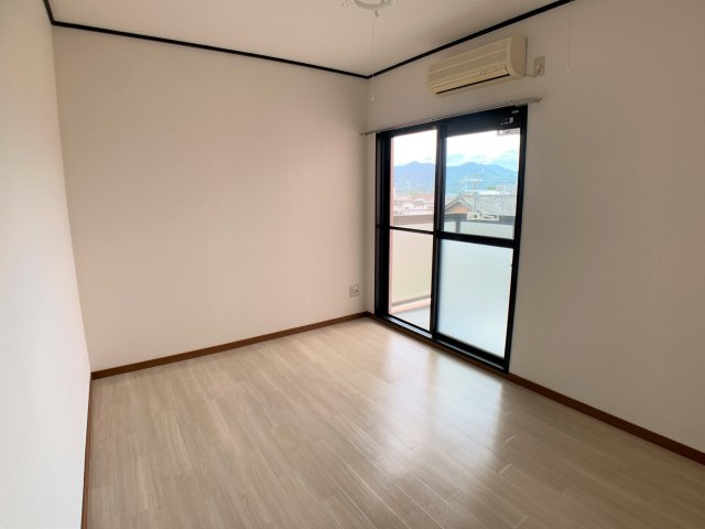 橋本市野の賃貸マンションの居間・リビング