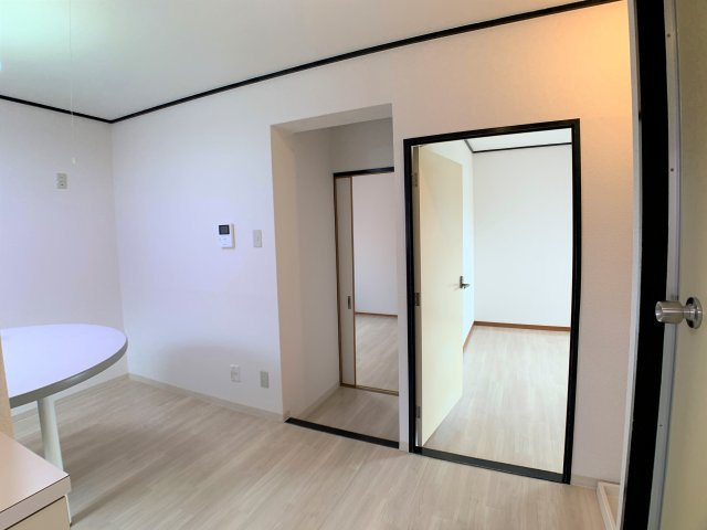 橋本市野の賃貸マンションの居間・リビング