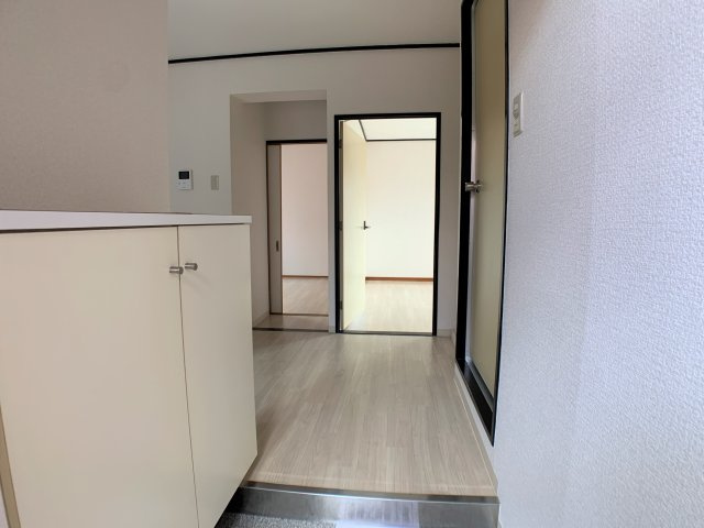 橋本市野の賃貸マンションの玄関