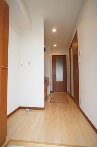 【玄関】 | ローレル北戸田　ShaMaison | 写真は105号室です。色合い等異なる箇所があります。